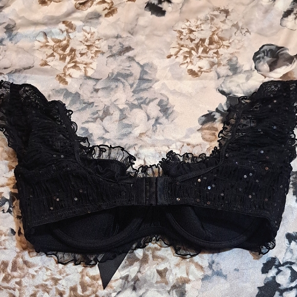 Elegant Black Lace Lingerie Set - Picture 7 of 7